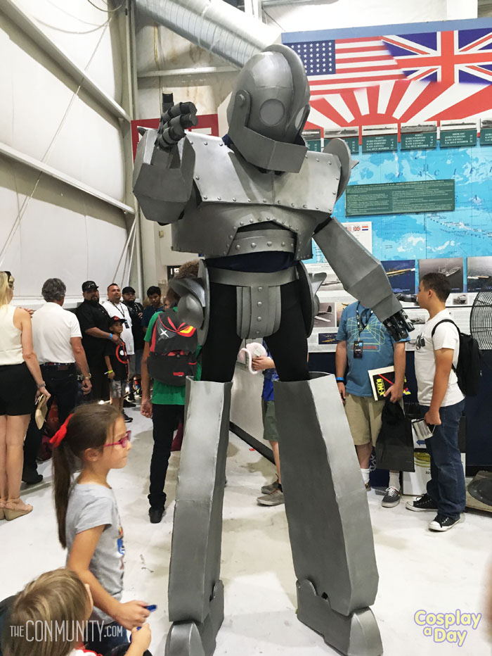 Iron Giant at Comic-Con Palm Springs - Cosplay a Day